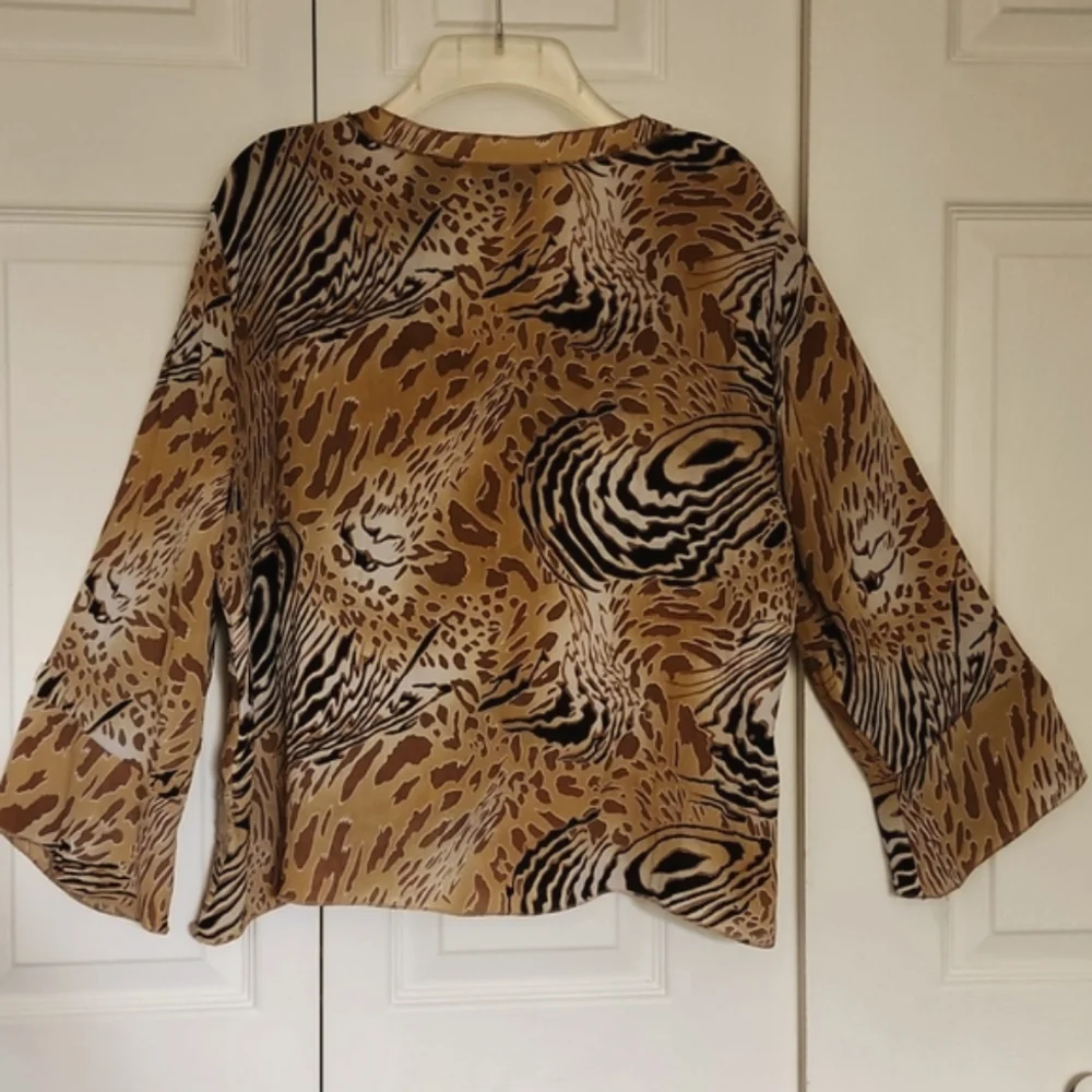 Petite Women's Large Top Apostrophe. Long Sleeve. Bell Sleeve. Blouse - Picture 5 of 6